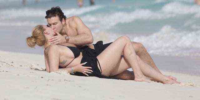 Shanna Moakler und ihr Freund küssen sich am Strand in Mexiko