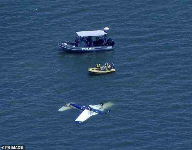 Polizei und Küstenwache nahmen am Tatort teil (Bild).  Das Flugzeug lag inmitten von Mangroven und war für Rettungsteams schwer zugänglich