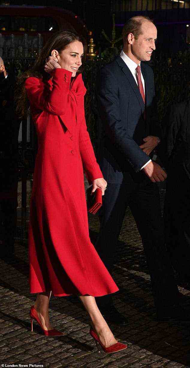 Kate Middleton wurde von Prinz William begleitet, als sie Seite an Seite den Weihnachtsgottesdienst in London betraten (Bild)