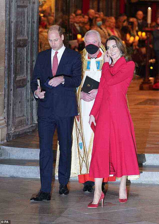 Die Herzogin von Cambridge, 39, war festlich in einem scharlachroten Catherine Walker-Mantel, als sie am 8. Dezember in der Westminster Abbey einen Weihnachtsgottesdienst veranstaltete