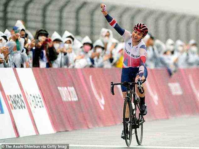 Dame Sarah Storey setzte ihren paralympischen Erfolg mit drei Goldmedaillen in Tokio 2020 fort