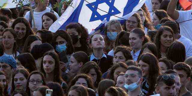Israelis beteiligen sich an einer Kundgebung, die die Freilassung israelischer Soldaten und Zivilisten fordert, die am Mittwoch, 19.