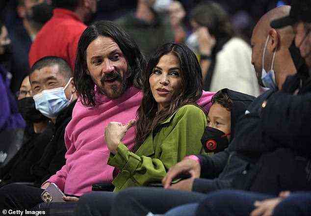 Paarziele: Die 41-jährige Schauspielerin kuschelte sich an ihren 46-jährigen Schauspieler-Partner, als sie sahen, wie die Los Angeles Clippers im Staples Center gegen die San Antonio Spurs antraten