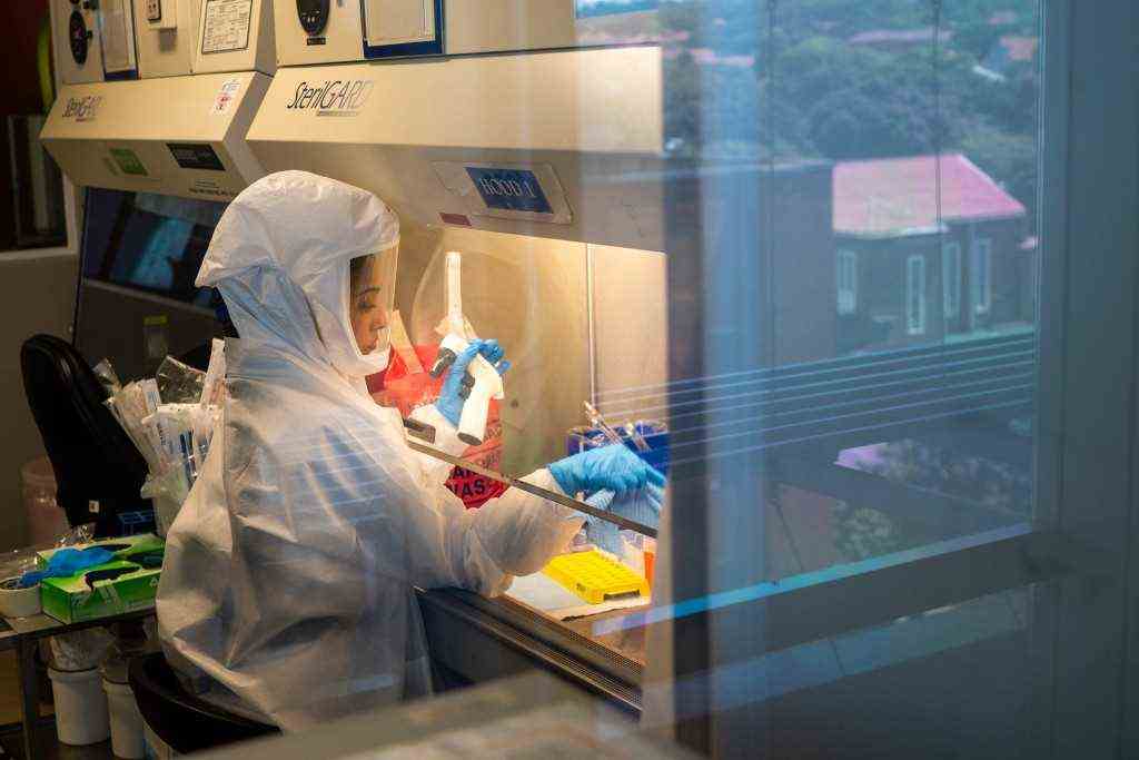 Wissenschaftler des Africa Health Research Institute in Durban, Südafrika, arbeiten an der Omicron-Variante des COVID-19-Virus.