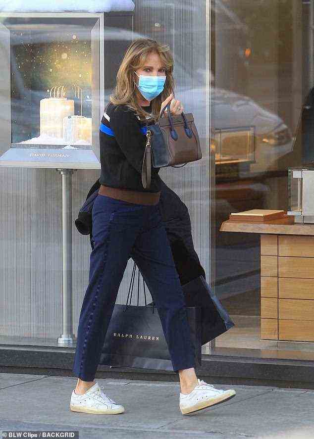 Perfekt abgestimmt: Die Schauspielerin trug eine schicke dunkelblaue Hose mit Satin-Seitenstreifen und einen passenden Pullover mit einem gerippten hellbraunen Band für ihren Ausflug