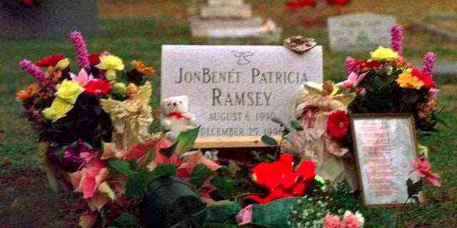 Blumen, Bilder und Stofftiere schmücken die Grabstätte von JonBenet Patricia Ramsey am 26. Dezember 1997 auf dem Friedhof der St. James Episcopal Church in Marietta, Georgia (AP Photo/Ric Feld, File)