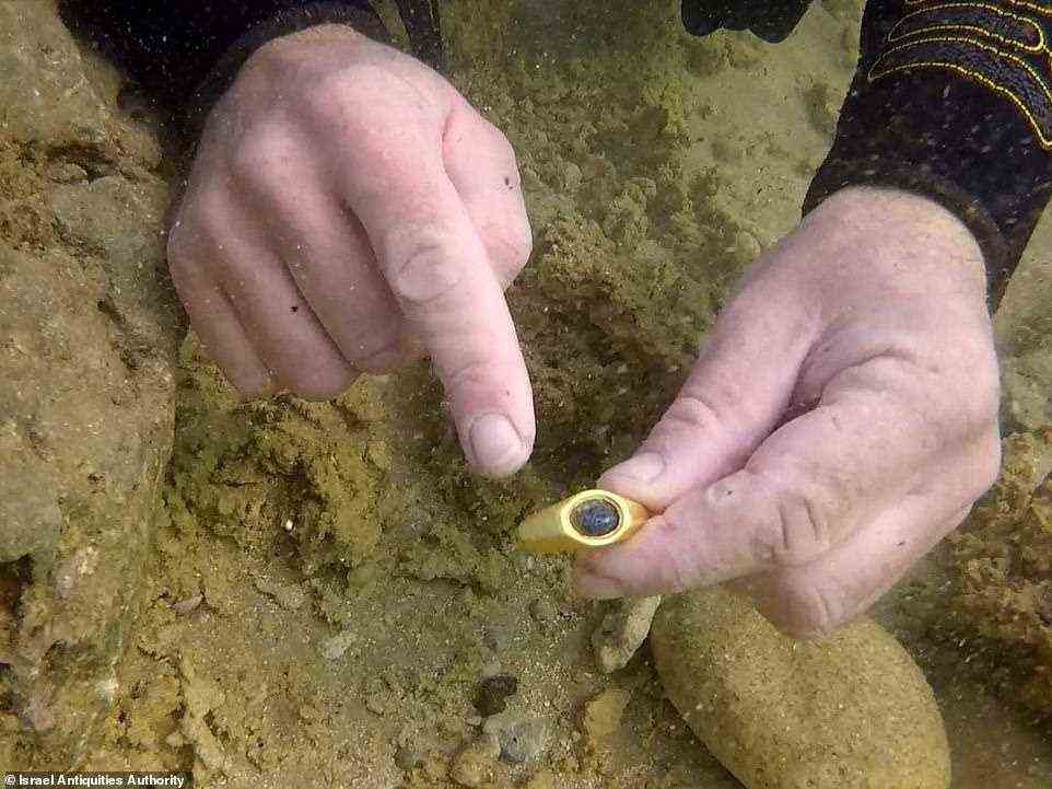 Die Israelische Antikenbehörde (IAA) gab bekannt, Schätze aus zwei Schiffswracks aus der Römerzeit geborgen zu haben, die 1.700 und 600 Jahre alt waren und im antiken Hafen von Caesarea gefunden wurden.  Abgebildet ist der Ring, als er zum ersten Mal gefunden wurde