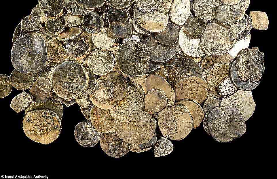 Neben den Funden aus der Römerzeit entdeckten IAA-Taucher in einem zweiten Wrack in der Nähe einen Fundus mit rund 560 Münzen aus der Mamluken-Zeit aus dem 14. Jahrhundert