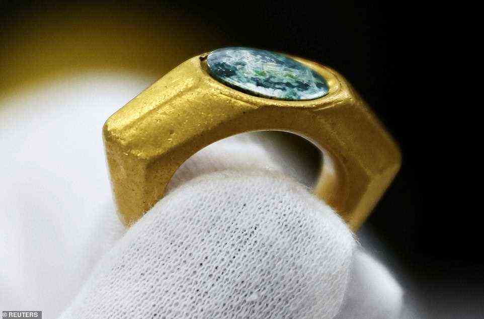 Dieser einzigartige Goldring mit der Figur des „Guten Hirten“ gibt uns möglicherweise einen Hinweis darauf, dass sein Besitzer ein früher Christ war.  Der Ring ist klein, er gehörte wahrscheinlich einer Frau