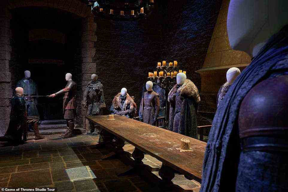 Eines der Fotos zeigt, wie Fans die Steinplatten der Großen Halle in Winterfell betreten können (im Bild)