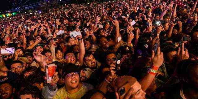 Die Menge sieht zu, wie Travis Scott am Freitag, den 5. November 2021 in Houston beim Astroworld Festival im NRG Park auftritt.