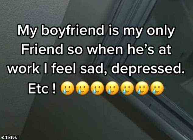 In einem anderen TikTok erklärte Nela, dass sie sich, wenn ihr Freund bei der Arbeit ist, „traurig und deprimiert“ fühlt, was ein weiterer Grund ist, warum sie mit ihm auf FaceTime sein möchte