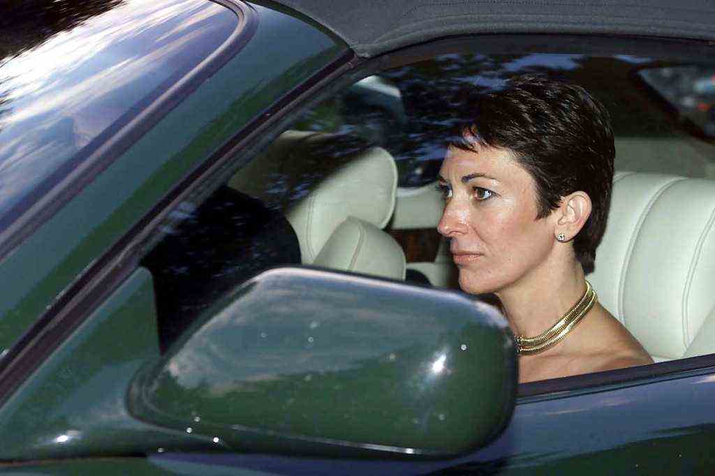 Ghislaine Maxwell wird von Prinz Andrew gefahren, als sie im September 2000 eine Hochzeit in England verlassen. 