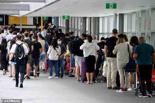 Lange Testschlangen in NSW und Victoria wurden auf die Forderung von Queensland nach einem PCR-Test für Personen zurückgeführt, die in den Sunshine State einreisen