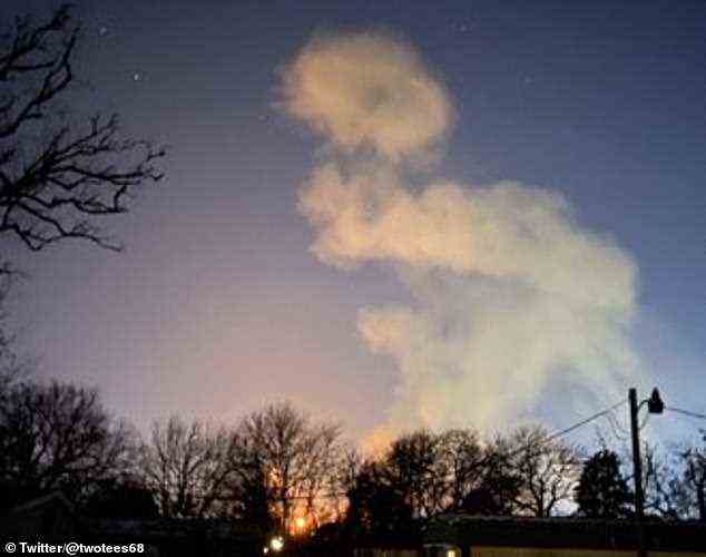 Riesige Flammen und Rauchwolken schossen aus dem Chemiewerk Baytown in den Nachthimmel über der Bucht von San Jacinto