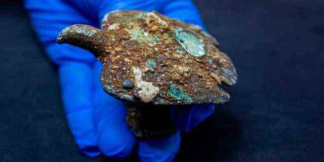 Die Israelische Antikenbehörde sagte, sie habe die Überreste von zwei Schiffswracks vor der Mittelmeerküste entdeckt, in denen Hunderte von Silber- und Bronzemünzen sowie römische und mittelalterliche Artefakte versunken sind. 