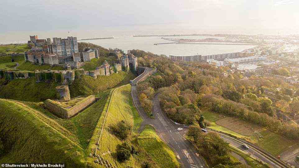 Das oben abgebildete mittelalterliche Dover Castle liegt südlich von Walmer.  Tom beschreibt es als das „Biggie“ unter den Schlössern der Region