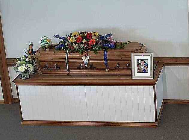 Jye Sheehans winzige Holzschatulle war mit bunten Blumen und seinem geliebten Fußball geschmückt, als sich die Trauernden in die Kapelle drängten, während die Hall Of Fame des Scripts im Hintergrund spielte