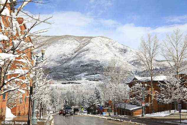 Ellie Aitken ist zu Weihnachten aus Sydney in den Skiort Aspen, Colorado, geflohen, nachdem ihre Ehe zerbrochen war