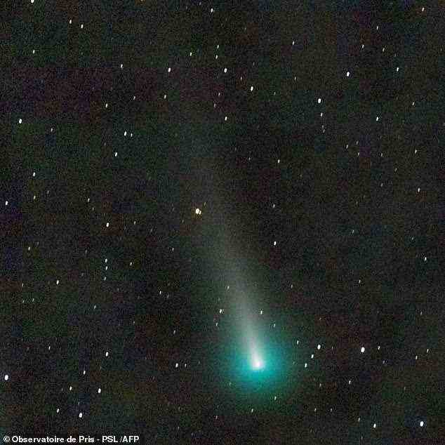Ein Satellitenpaar zur Beobachtung der Sonne hat ein Video des hellgrünen Kometen Leonard aufgenommen, wie er zum ersten Mal seit 70.000 Jahren an der Erde vorbeirast