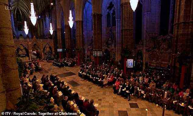 Bewegend: Die Westminster Abbey war voller Gäste, die zuhörten, wie Kate das Gedicht las, als der Gottesdienst am 8. Dezember aufgezeichnet wurde