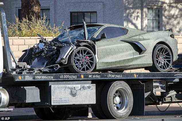 Eine Chevrolet Corvette, die dem ehemaligen Las Vegas Raiders Wide Receiver Henry Ruggs III gehört, wird nach einem tödlichen Unfall auf dem South Rainbow Boulevard zwischen der Tropicana Avenue und der Flamingo Road in Las Vegas auf einem Tieflader gezeigt