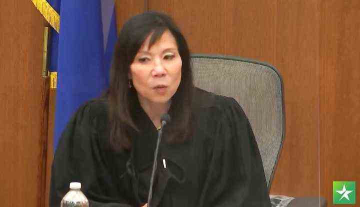 In diesem Bild aus einem Video hört Regina Chu, Richterin des Landkreises Hennepin, während der Beratungen im Prozess gegen den ehemaligen Polizisten des Brooklyn Center, Kim Potter, am Dienstag, 21. Dezember 2021, in Minneapolis Fragen der Jury.