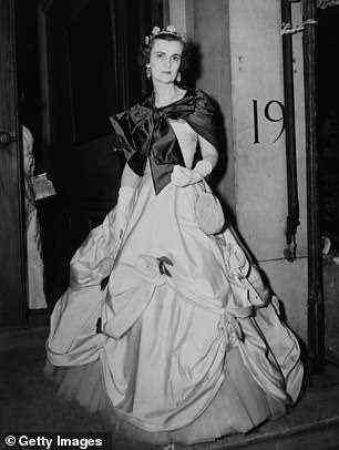 Margaret Campbell, Herzogin von Argyll (1912 - 1993) trägt ein aufwendiges Ballkleid und eine Tiara, 4. Juni 1953.