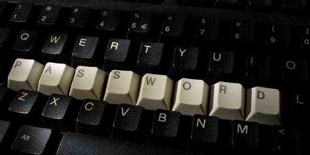 Eine Computertastatur mit gestapelten Buchstaben, die das Wort 