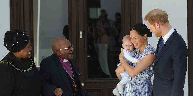 Der britische Prinz Harry und Meghan, Herzogin von Sussex, halten ihren Sohn Archie im Arm und treffen am Mittwoch, den 25. September 2019, in Kapstadt, Südafrika, den anglikanischen emeritierten Erzbischof Desmond Tutu und seine Frau Leah. (Associated Press)