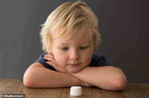Der Marshmallow-Test, der Eltern und Forscher gleichermaßen fasziniert hat, besteht darin, dass Kinder der Versuchung widerstehen, einen Marshmallow zu essen, in der Hoffnung auf einen größeren Preis