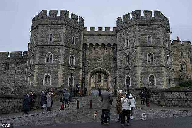Touristen stehen vor dem Tor von Henry VII und fotografieren Sie am Weihnachtstag auf Schloss Windsor in Windsor, England