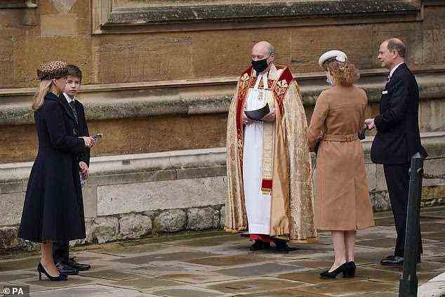 Sophie und Edward wurden von ihrer Tochter Lady Louise und Sohn James, Viscount Severn, begleitet.  Die Royals wurden am Eingang vom Dekan von Windsor begrüßt, bevor sie zum Morgengottesdienst einzogen