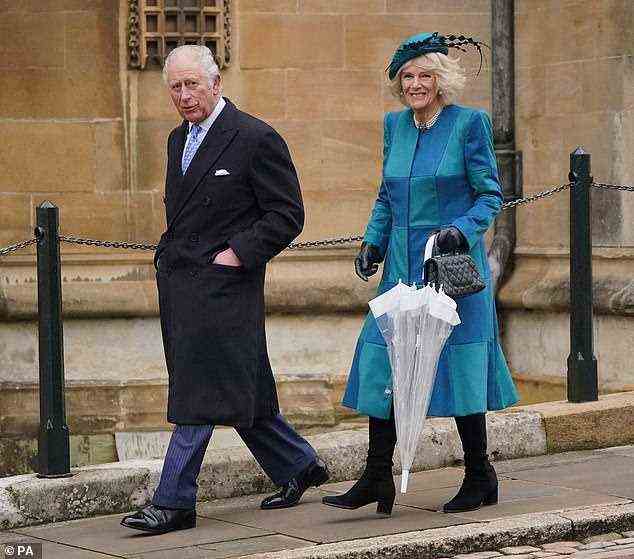Der Prinz von Wales und die Herzogin von Cornwall, der Graf und die Gräfin von Wessex und der Herzog und die Herzogin von Gloucester sind zum Gottesdienst in Windsor Castle eingetroffen