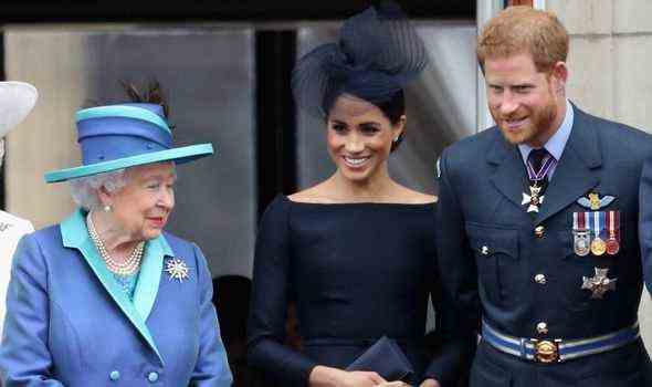 Die Queen scherzt mit Harry und Meghan