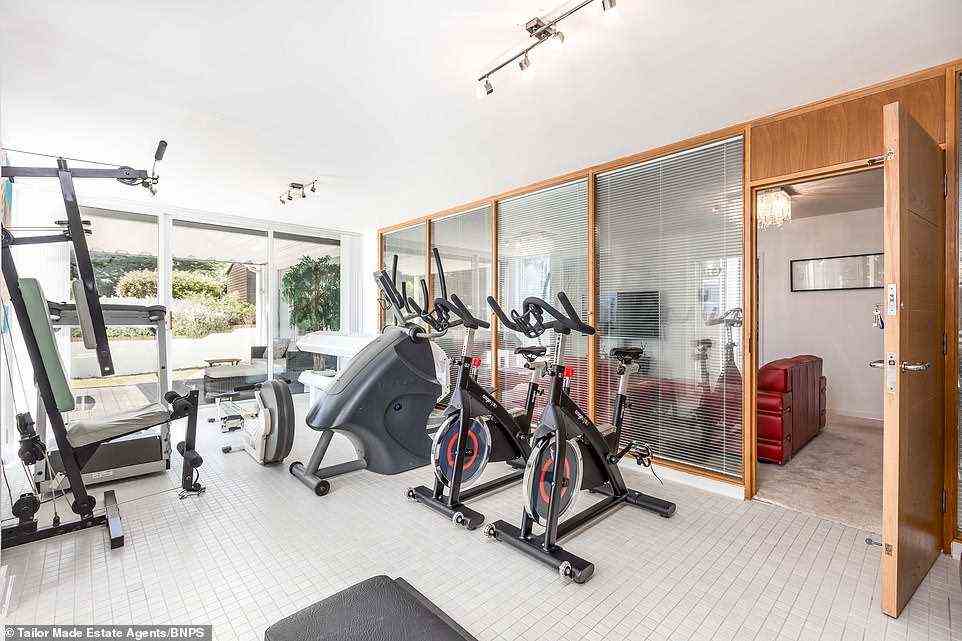 Das Haus verfügt auch über einen Fitnessbereich mit Trainingsrädern, Rudergerät, Laufband, Kraftgeräten und Übungsraum