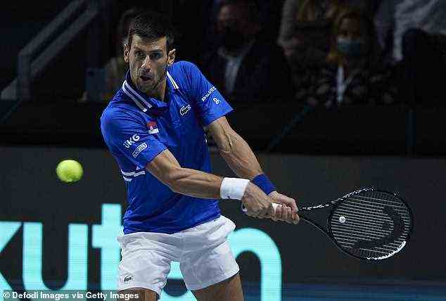 In seine Fußstapfen treten: Tomic fügte hinzu, dass er beschlossen habe, in die Fußstapfen von Novak Djokovic (im Bild) der Welt Nr. 1 zu treten, indem er eine pflanzliche Ernährung anpasste