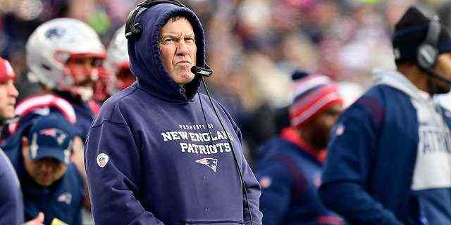 Cheftrainer Bill Belichick von den New England Patriots schaut am 26. Dezember 2021 im Gillette Stadium in Foxborough, Massachusetts, im zweiten Quartal gegen die Buffalo Bills von der Seitenlinie zu.
