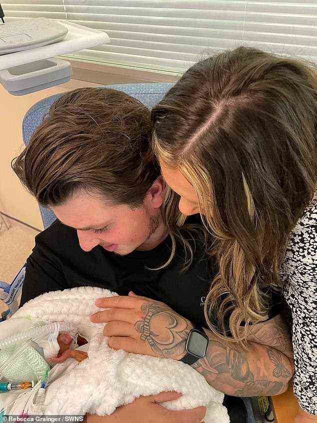 Rebecca Grainger und ihr Partner Warren McKenna haben ihren kleinen Sohn Myles McKenna.