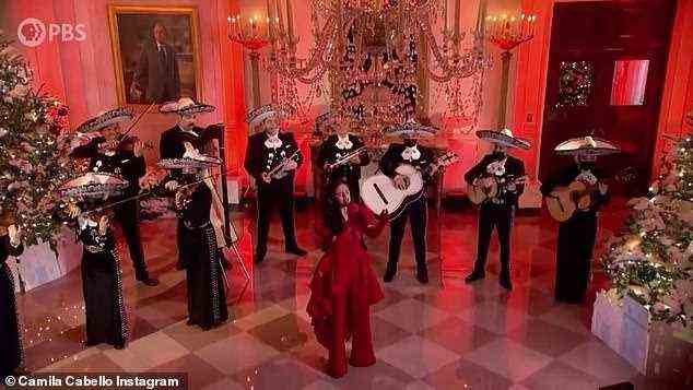 Mariachi: Camila wurde von Mariachi Herencia de México, einer zehnköpfigen Gruppe aus Chicago, Illinois, für das Konzert begleitet, das am 21. Dezember während des PBS-Specials In Performance at the White House: Spirit of the Season ausgestrahlt wurde