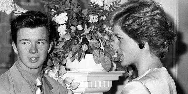 Prinzessin Diana trifft Popstar Rick Astley bei der Prince's Trust Rock Gala in der Royal Albert Hall in London. 