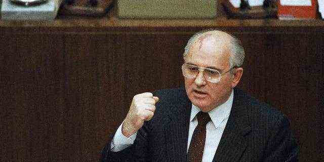 DATEI - In diesem Aktenfoto vom 14. Januar 1991 sagt der sowjetische Präsident Michail Gorbatschow in Moskau, dass ein lokaler Militärkommandant die Anwendung von Gewalt in der abtrünnigen Republik Litauen angeordnet habe, wo ein Angriff sowjetischer Truppen am 13. Januar 1991 14 forderte Leben.  Am Montag, den 17. Oktober 2016, hat ein litauisches Gericht Gorbatschow aufgefordert, in einem Massenprozess im Zusammenhang mit der Niederschlagung der Unabhängigkeitsbewegung des Landes im Jahr 1991 auszusagen.  (AP Foto/Boris Yurchenko, Datei)