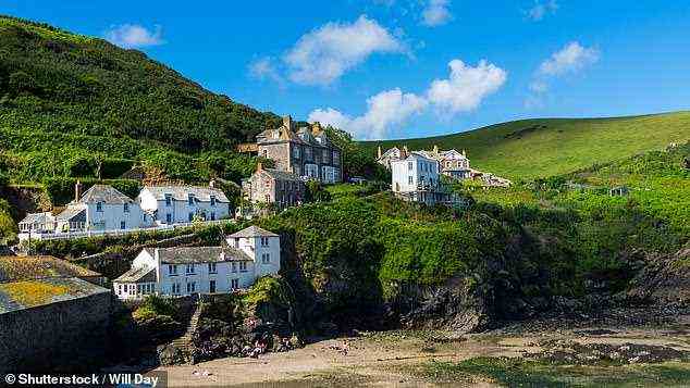 Port Isaac in Cornwall.  Küstengebiete verzeichneten 2021 enorme Preiserhöhungen auf dem Hauptmarkt, wobei die Preise für ein Eigenheim in Devon oder Cornwall typischerweise um fast 16% anstiegen.
