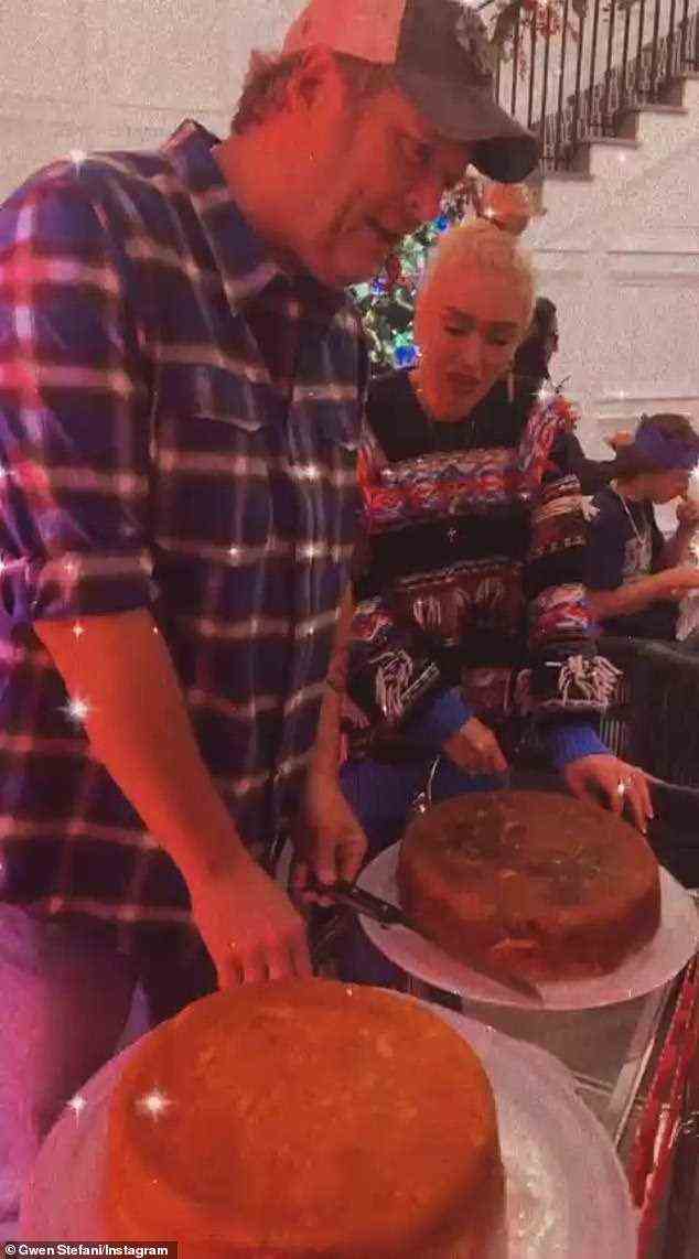 Rossdales Ex-Frau Gwen Stefani wurde an Weihnachten mit ihrem neuen Ehemann Blake Shelton beim Kochen gesehen