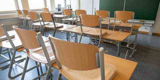 14. September 2021, Bayern, München: Ein leeres Klassenzimmer mit den Stühlen hochgestellt.  (Foto von Peter Kneffel/Picture Alliance über Getty Images)