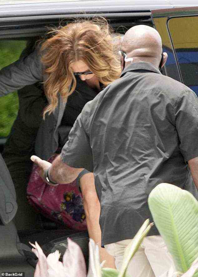 Unterwegs: Die 54-jährige Hollywood-Schauspielerin stieg mit einer Tasche voller Strickutensilien aus einem Lieferwagen, darunter ein cremefarbenes Stück, an dem sie gearbeitet hatte