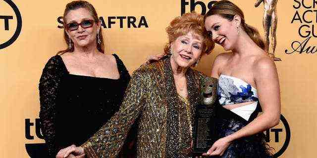 (LR) Schauspielerin Carrie Fisher, Ehrenpreisträgerin Debbie Reynolds und Billie Lourd posieren im Presseraum bei den 21. Annual Screen Actors Guild Awards im Shrine Auditorium am 25. Januar 2015 in Los Angeles, Kalifornien.  