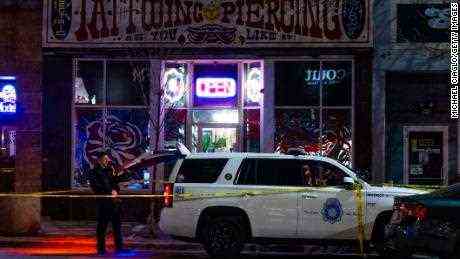 Die Polizei ermittelt, nachdem am Montag bei einer Schießerei in Denver zwei Frauen getötet und ein Mann verletzt worden waren.