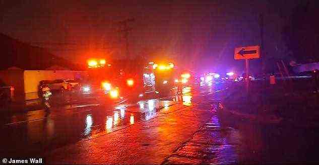 Mehrere Feuerwehr- und Polizeieinheiten arbeiteten daran, das Feuer bis etwa 21 Uhr Ortszeit in El Cajon, Kalifornien, unter Kontrolle zu bekommen