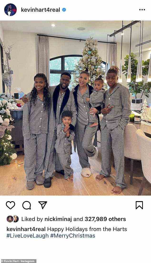Passende Pyjamas: Der gebürtige Philadelphiaer hat zu Weihnachten ein Familienfoto gepostet, auf dem alle einen passenden grauen Pyjama trugen, als sie vor einem Weihnachtsbaum posierten